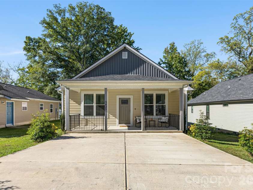 3425 Mable Hubbard Drive, Charlotte, NC 28208.  MLS# CAR4430976, YatesRealty ID 55762. Large parking