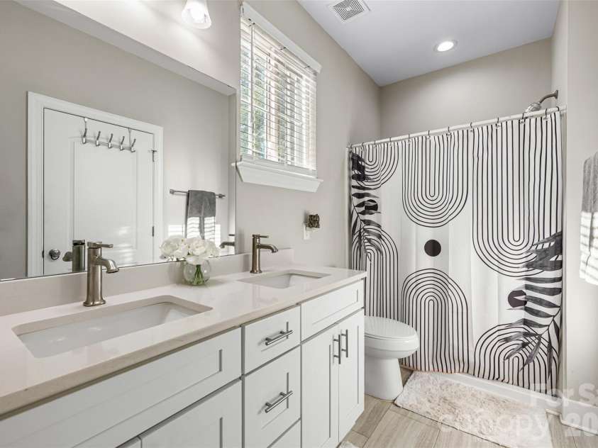 3425 Mable Hubbard Drive, Charlotte, NC 28208.  MLS# CAR4430976, YatesRealty ID 55762. Primary bath
