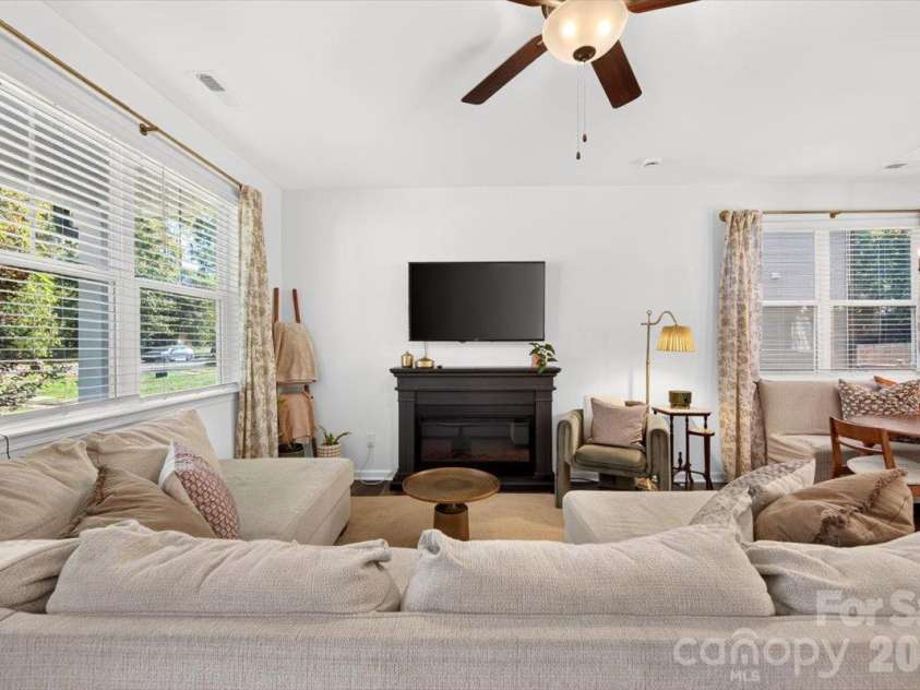 1816 Purser Drive, Charlotte, NC 28215.  MLS# CAR4431336, YatesRealty ID 55766. 