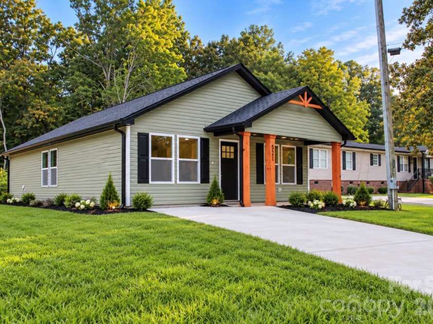 521 Castlewood Circle, Rock Hill, SC 29730.  MLS# CAR4432930, YatesRealty ID 55772. 