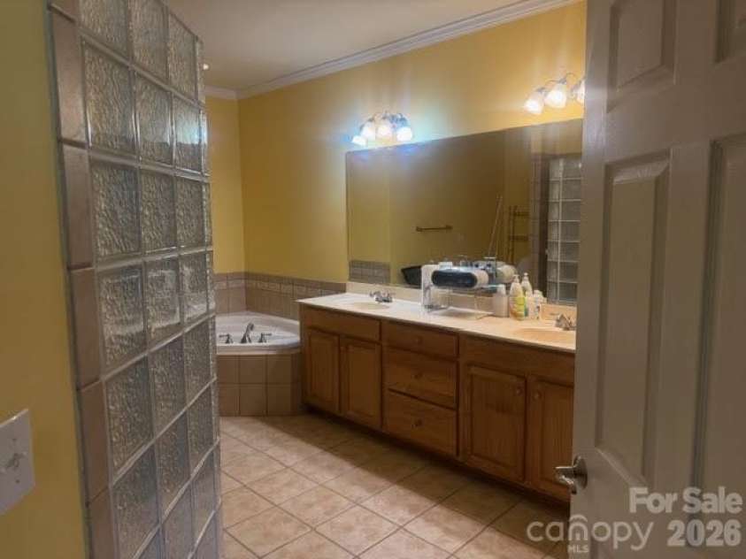 3511 Winter View Court, Charlotte, NC 28269.  MLS# CAR4432422, YatesRealty ID 55773. Dual Vanity