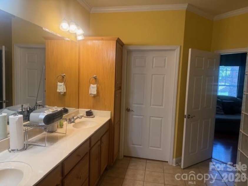 3511 Winter View Court, Charlotte, NC 28269.  MLS# CAR4432422, YatesRealty ID 55773. Main Bathroom