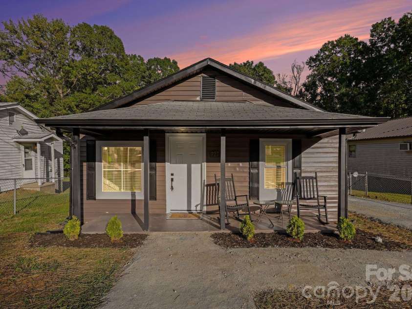 727 Trotter Street, Thomasville, NC 27360.  MLS# CAR4432555, YatesRealty ID 55774. 