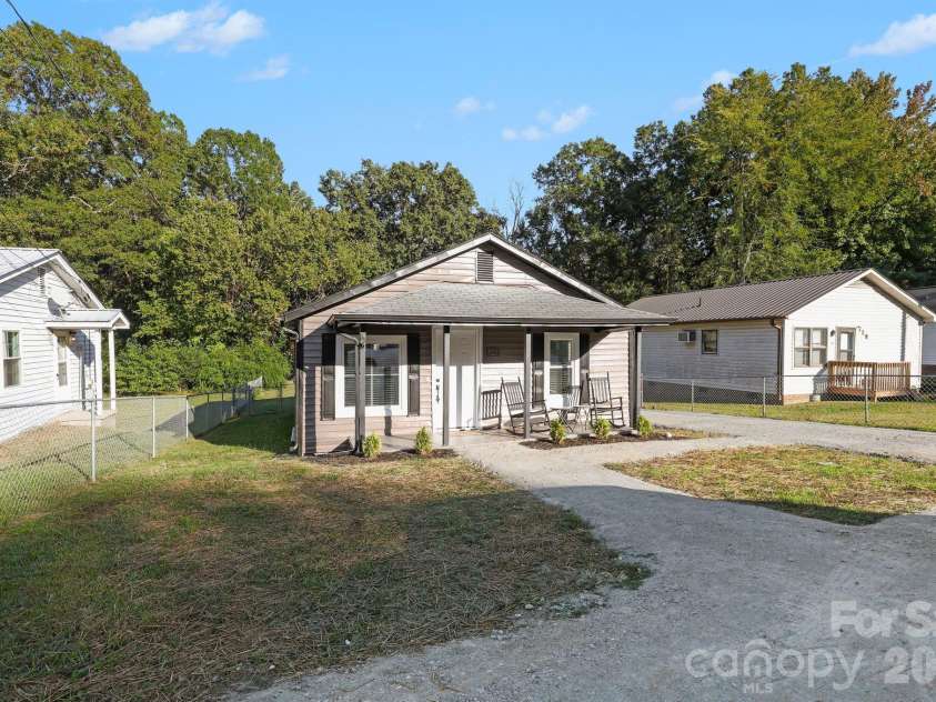 727 Trotter Street, Thomasville, NC 27360.  MLS# CAR4432555, YatesRealty ID 55774. 