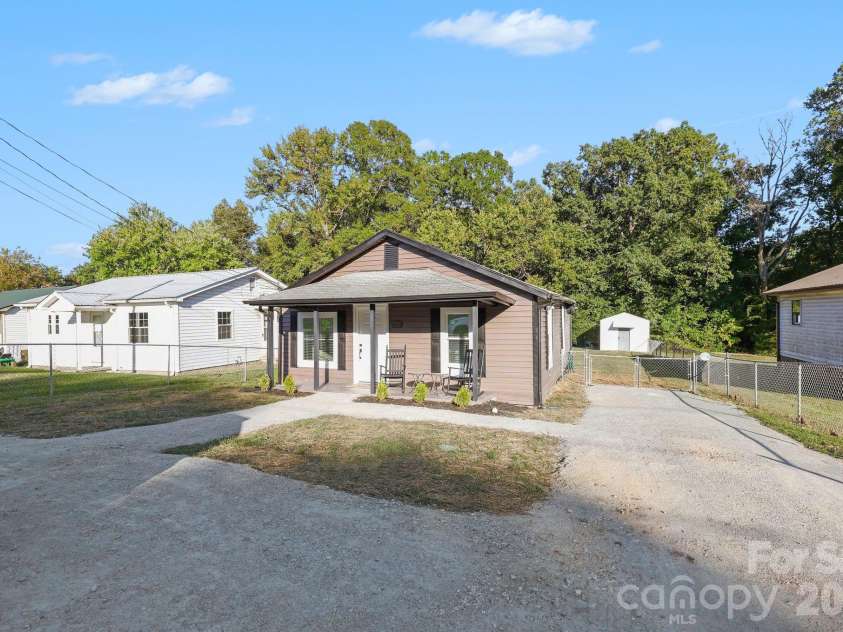 727 Trotter Street, Thomasville, NC 27360.  MLS# CAR4432555, YatesRealty ID 55774. 