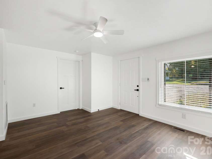 727 Trotter Street, Thomasville, NC 27360.  MLS# CAR4432555, YatesRealty ID 55774. 