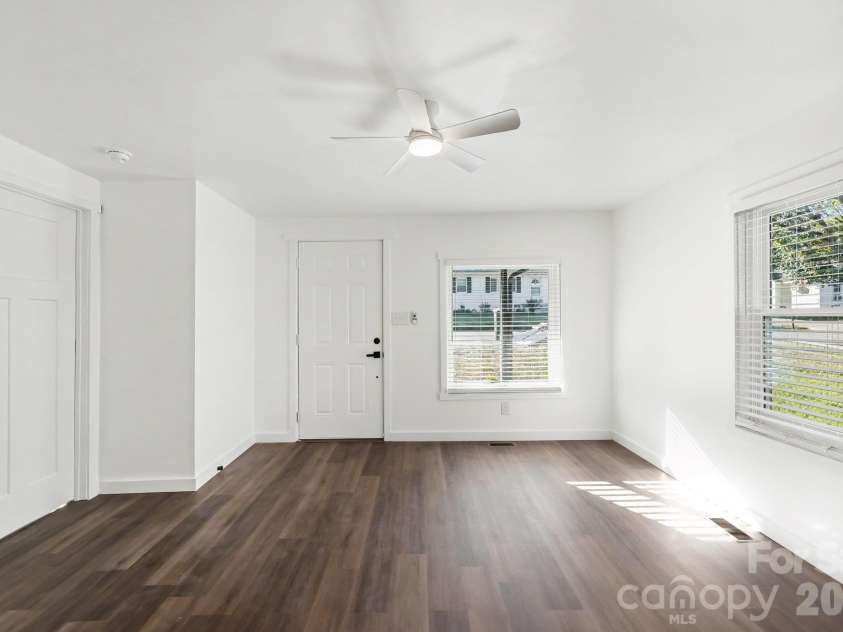 727 Trotter Street, Thomasville, NC 27360.  MLS# CAR4432555, YatesRealty ID 55774. 