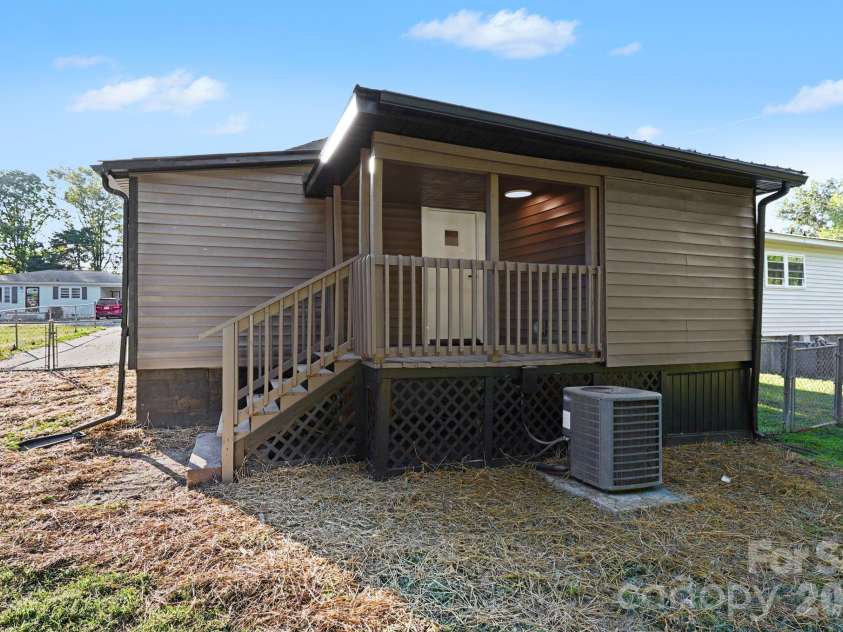 727 Trotter Street, Thomasville, NC 27360.  MLS# CAR4432555, YatesRealty ID 55774. 