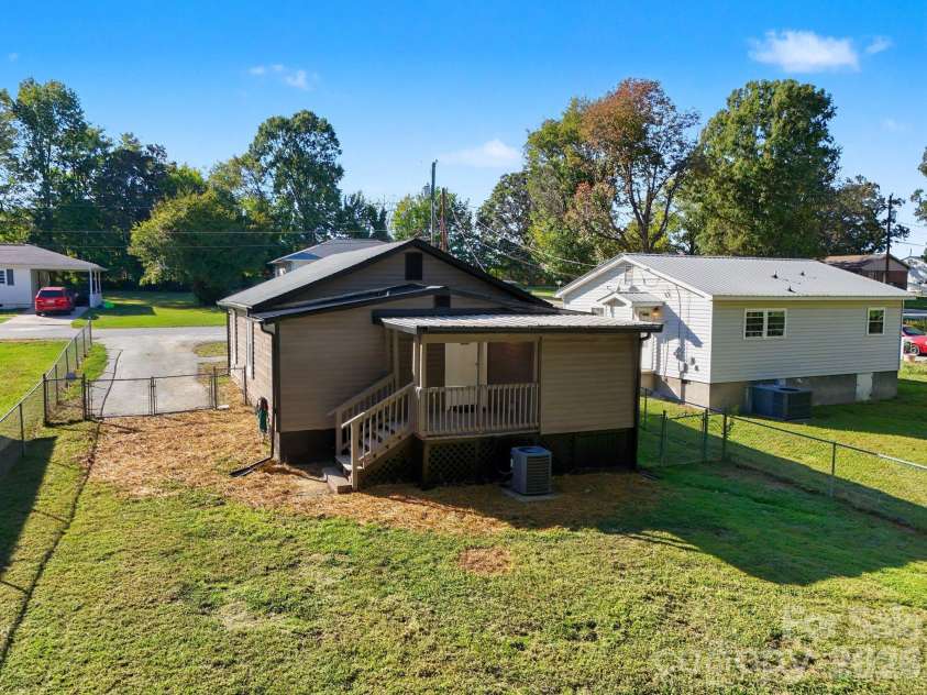 727 Trotter Street, Thomasville, NC 27360.  MLS# CAR4432555, YatesRealty ID 55774. 