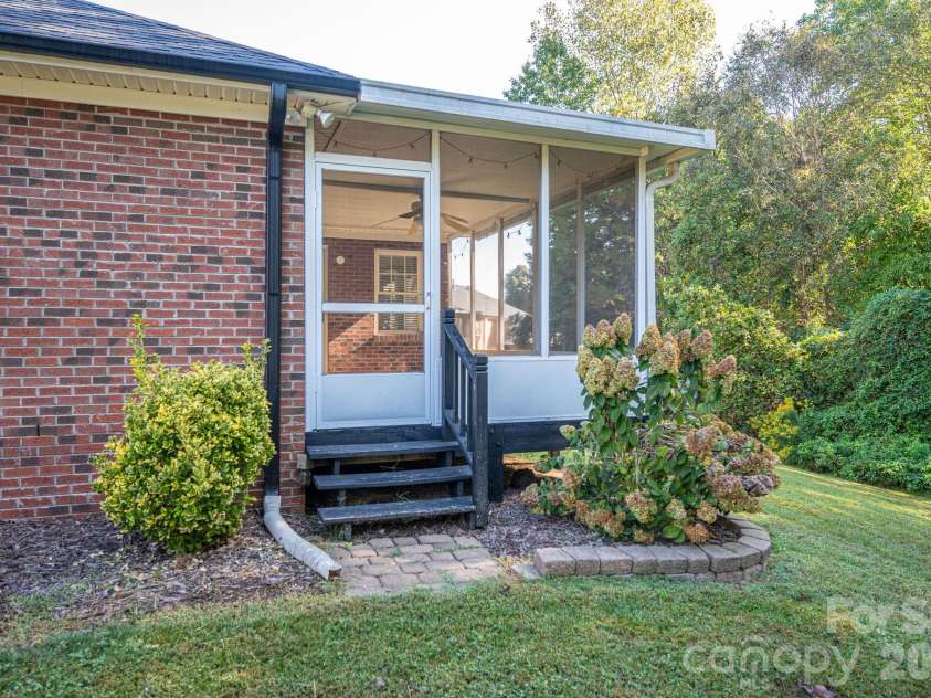 559 Queen Brogan Court, Gastonia, NC 28054.  MLS# CAR4433068, YatesRealty ID 55779. 