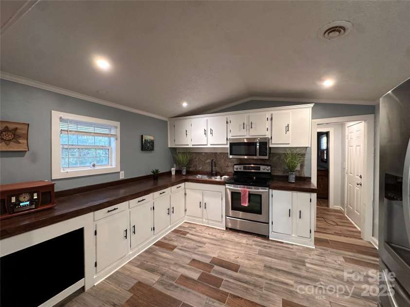 113 Highlander Street, Morganton, NC 28655.  MLS# CAR4220789, YatesRealty ID 5578. Custom Kitchen w/ Beautiful Tile Floors