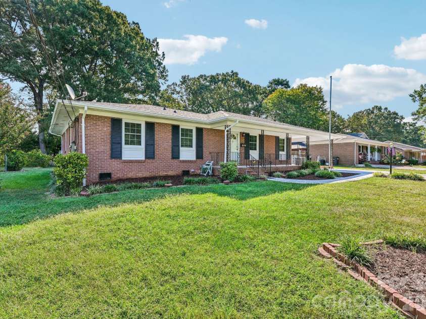 1926 Taylor Drive, Gastonia, NC 28052.  MLS# CAR4420378, YatesRealty ID 55794. 
