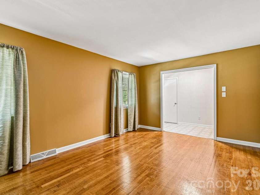 1926 Taylor Drive, Gastonia, NC 28052.  MLS# CAR4420378, YatesRealty ID 55794. 