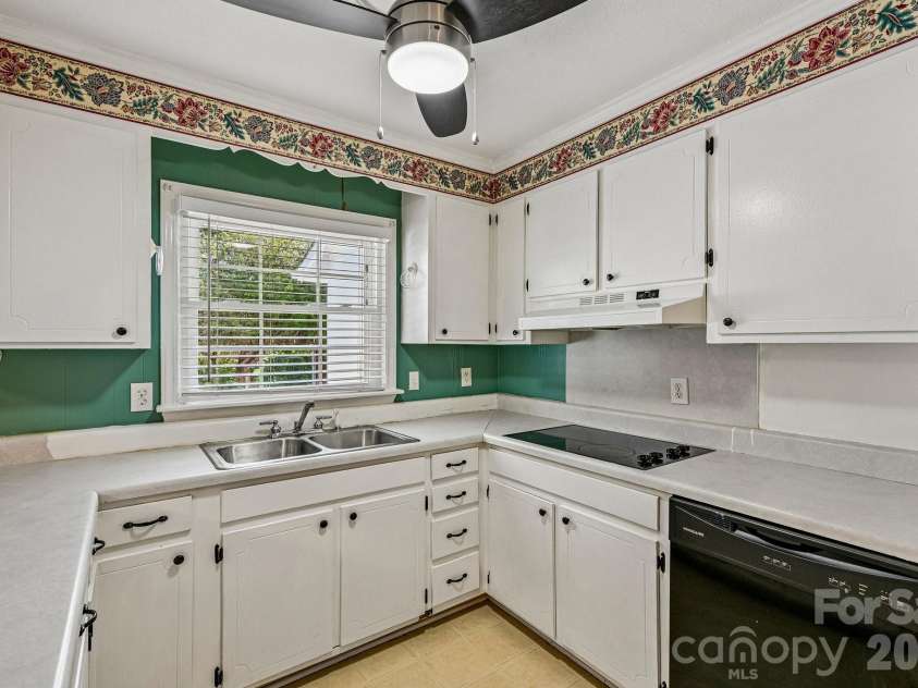1926 Taylor Drive, Gastonia, NC 28052.  MLS# CAR4420378, YatesRealty ID 55794. 