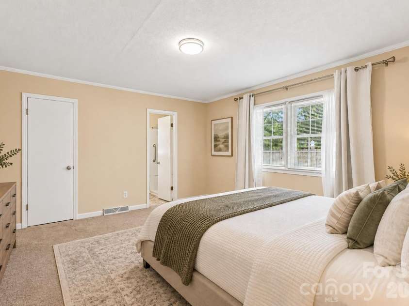 1926 Taylor Drive, Gastonia, NC 28052.  MLS# CAR4420378, YatesRealty ID 55794. 