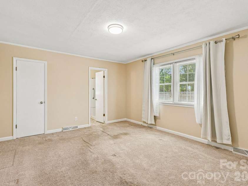 1926 Taylor Drive, Gastonia, NC 28052.  MLS# CAR4420378, YatesRealty ID 55794. 