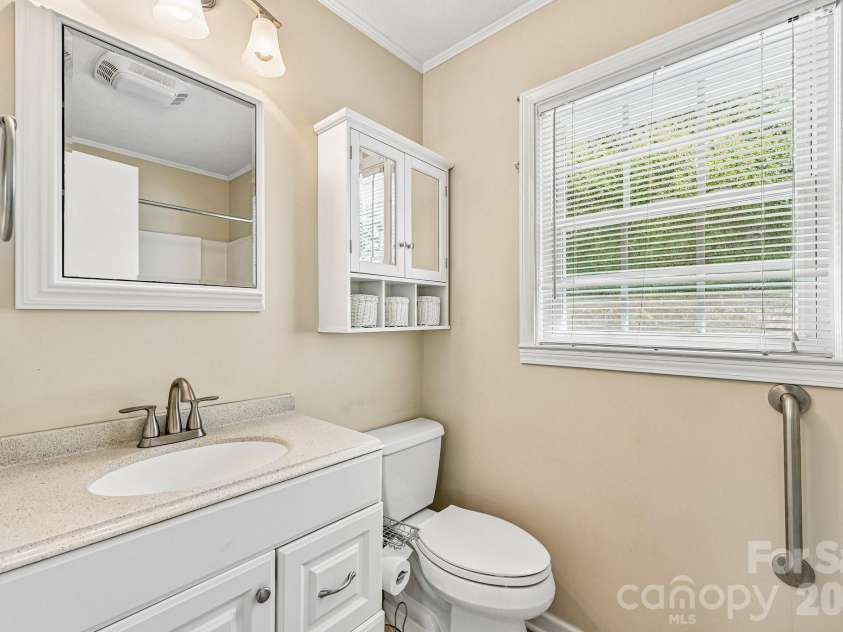 1926 Taylor Drive, Gastonia, NC 28052.  MLS# CAR4420378, YatesRealty ID 55794. 