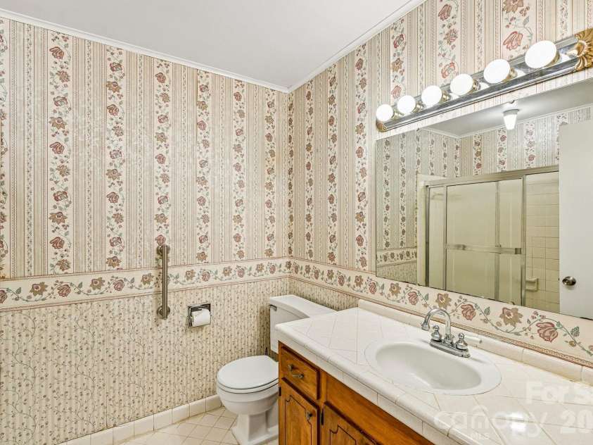 1926 Taylor Drive, Gastonia, NC 28052.  MLS# CAR4420378, YatesRealty ID 55794. 