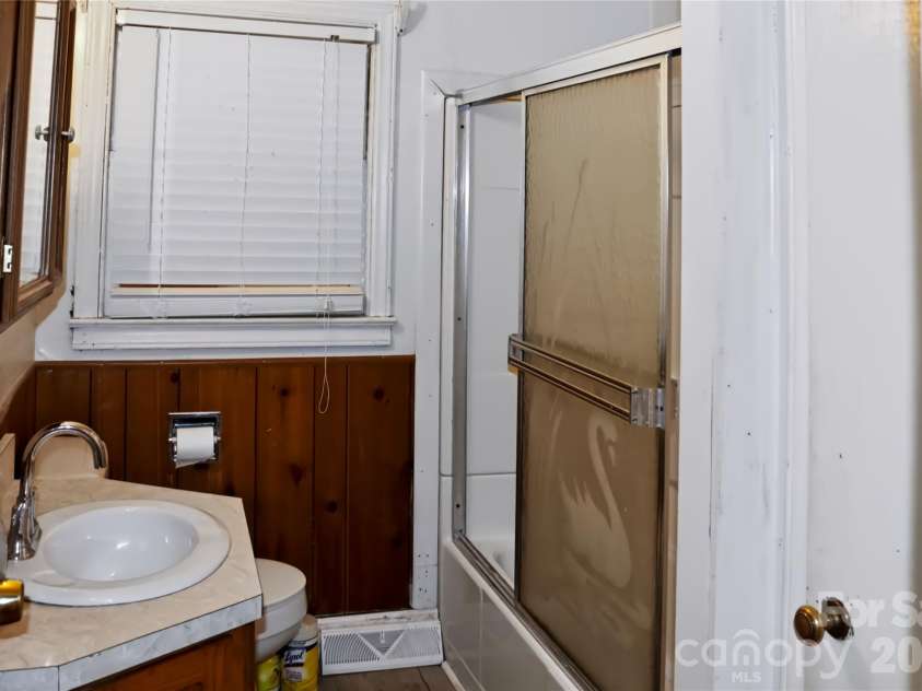 1225 White Lane, Gastonia, NC 28052.  MLS# CAR4430120, YatesRealty ID 55795. 