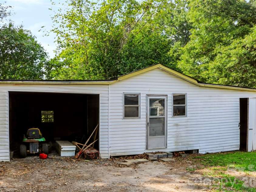 1225 White Lane, Gastonia, NC 28052.  MLS# CAR4430120, YatesRealty ID 55795. 