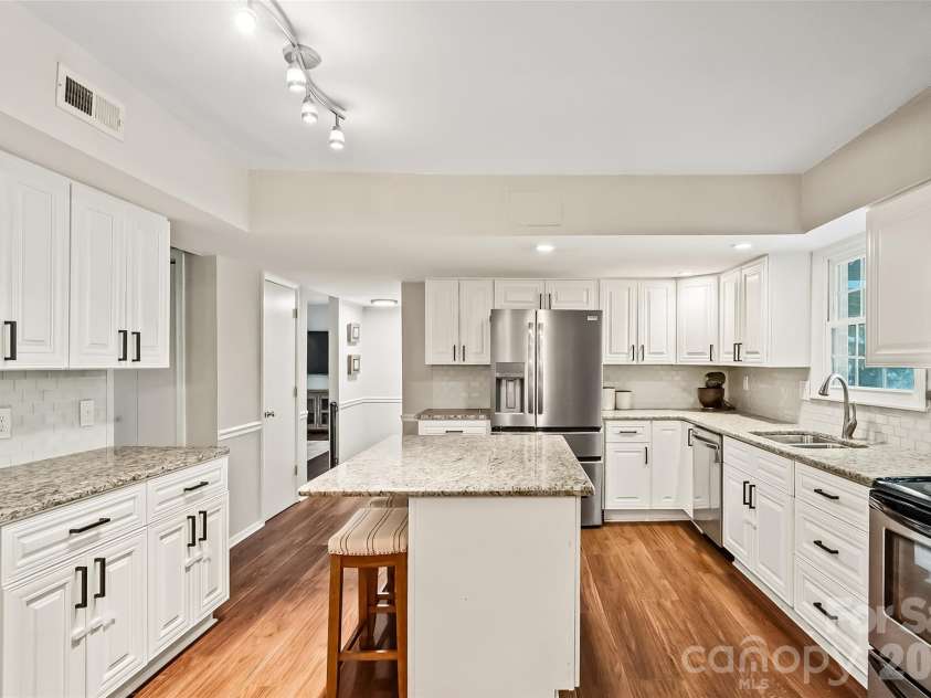9151 Hinson Drive, Matthews, NC 28105.  MLS# CAR4432115, YatesRealty ID 55800. 
