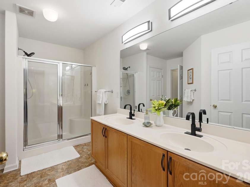 2100 Pineapple Court, Matthews, NC 28105.  MLS# CAR4431286, YatesRealty ID 55807. Primary bath with large linen & seperate water closet