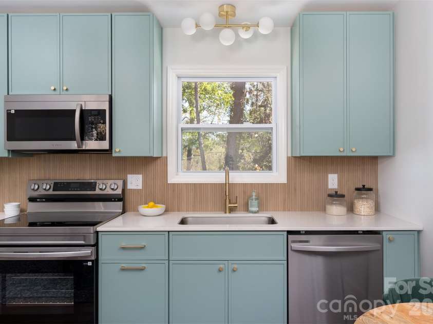 22 Crestfield Avenue, Asheville, NC 28804.  MLS# CAR4433109, YatesRealty ID 55821. 