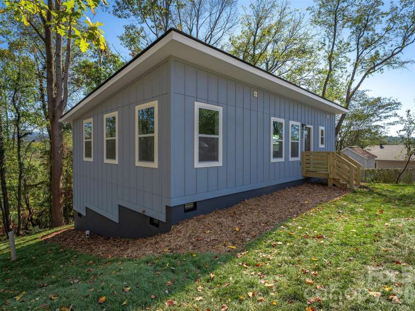 22 Crestfield Avenue, Asheville, NC 28804.  MLS# CAR4433109, YatesRealty ID 55821. 