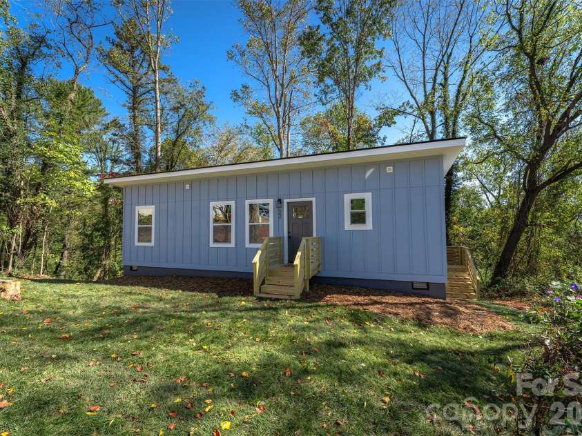 22 Crestfield Avenue, Asheville, NC 28804.  MLS# CAR4433109, YatesRealty ID 55821. 