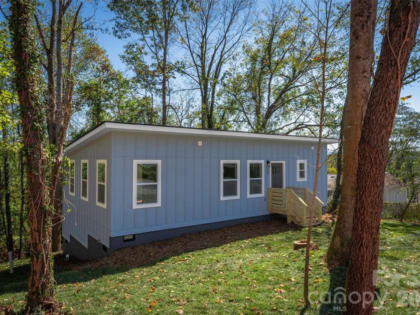 22 Crestfield Avenue, Asheville, NC 28804.  MLS# CAR4433109, YatesRealty ID 55821. 