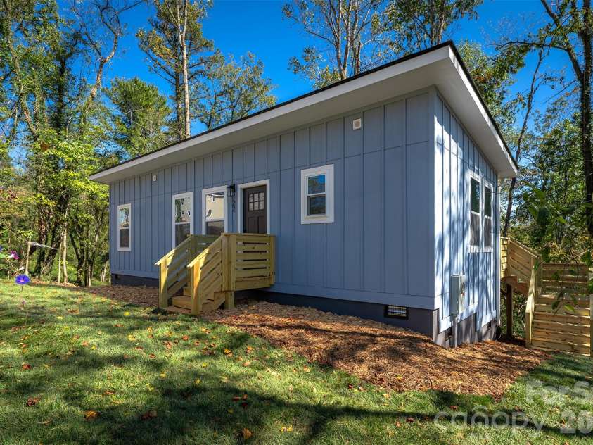 22 Crestfield Avenue, Asheville, NC 28804.  MLS# CAR4433109, YatesRealty ID 55821. 
