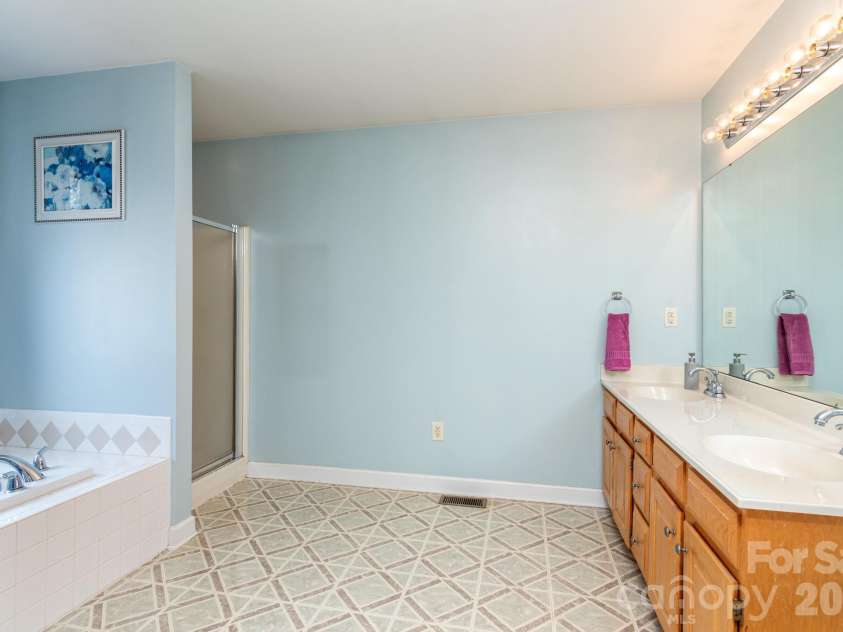 2915 Woodfield Lane, Lincolnton, NC 28092.  MLS# CAR4432025, YatesRealty ID 55823. Dual Vanities