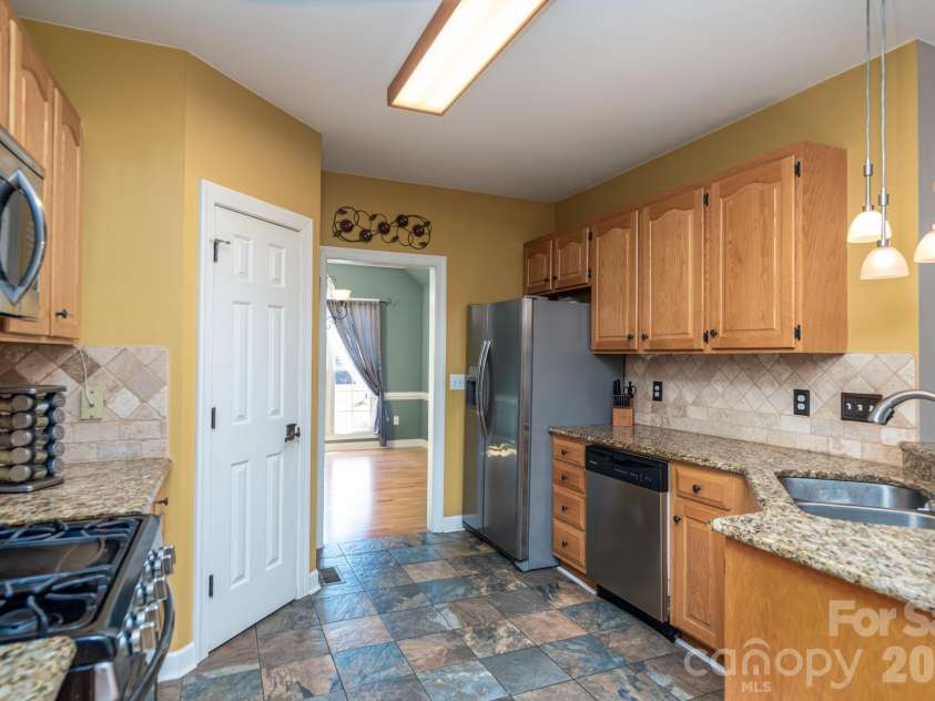 2915 Woodfield Lane, Lincolnton, NC 28092.  MLS# CAR4432025, YatesRealty ID 55823. Walk in pantry!