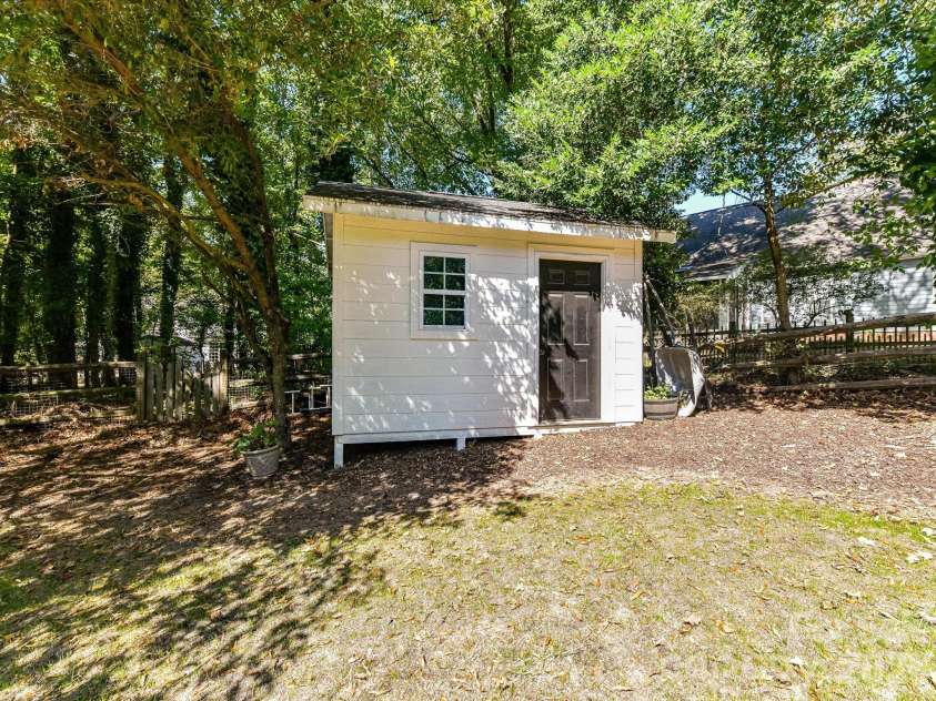 17127 Windy Oaks Court, Cornelius, NC 28031.  MLS# CAR4432499, YatesRealty ID 55826. This charming detached storage building offers convenient additional space for lawn equipment, tools, and outdoor essentials, nestled within the peaceful, tree-lined backyard.