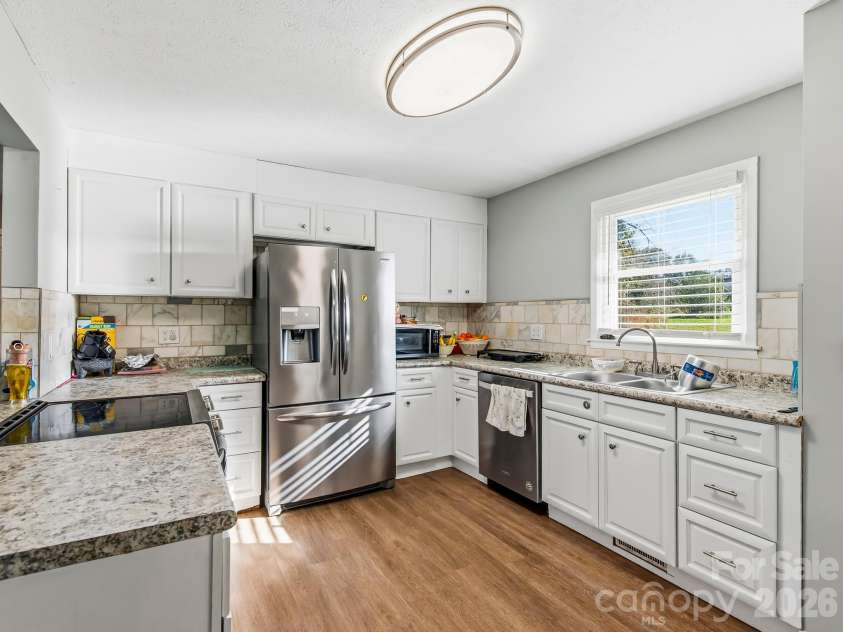 17 Randolph Avenue, Flat Rock, NC 28731.  MLS# CAR4428296, YatesRealty ID 55829. Kitchen