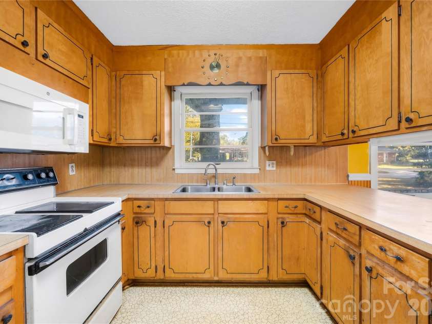 2124 Woodlawn Street, Kannapolis, NC 28083.  MLS# CAR4433052, YatesRealty ID 55832. 