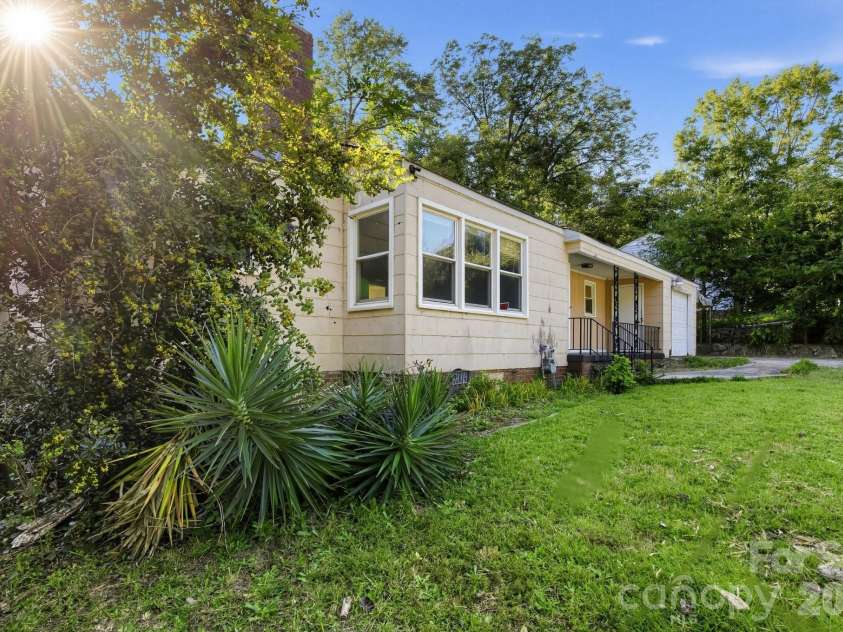 111 Whitener Avenue, Spartanburg, SC 29306.  MLS# CAR4433142, YatesRealty ID 55836. 