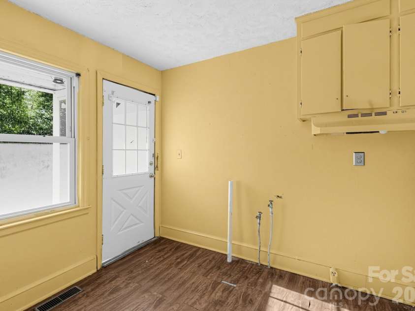 111 Whitener Avenue, Spartanburg, SC 29306.  MLS# CAR4433142, YatesRealty ID 55836. 