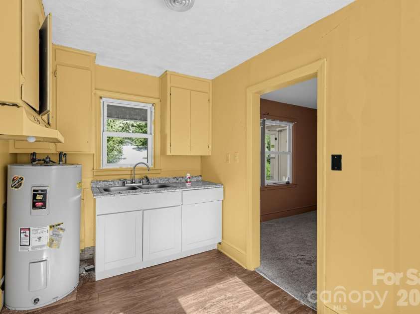 111 Whitener Avenue, Spartanburg, SC 29306.  MLS# CAR4433142, YatesRealty ID 55836. 