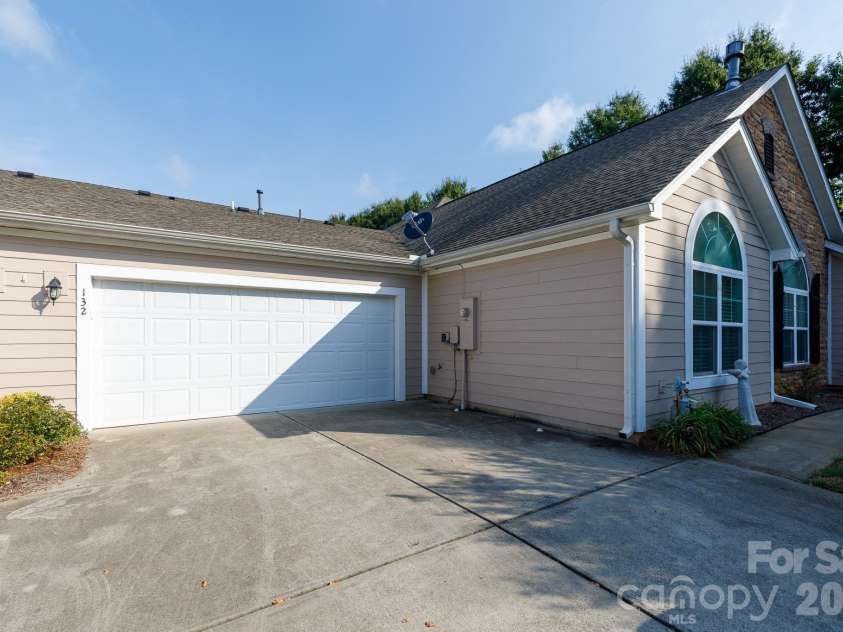132 Lone Oak Circle, Rock Hill, SC 29732.  MLS# CAR4433071, YatesRealty ID 55838. 