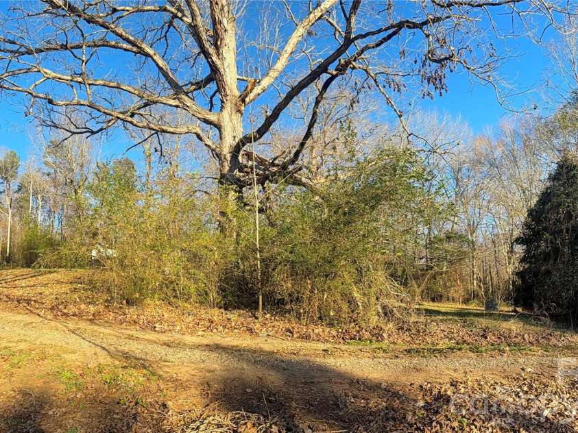 138 Rash Road, Lincolnton, NC 28092.  MLS# CAR4326541, YatesRealty ID 5584. Panoramic view of curved driveway 