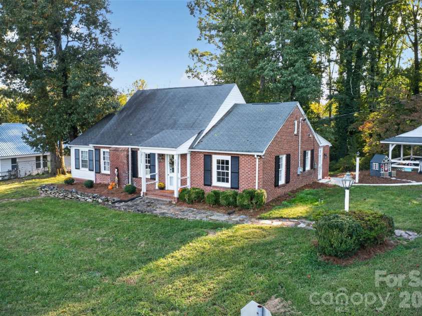 321 Beall Street, Lenoir, NC 28645.  MLS# CAR4432899, YatesRealty ID 55843. 