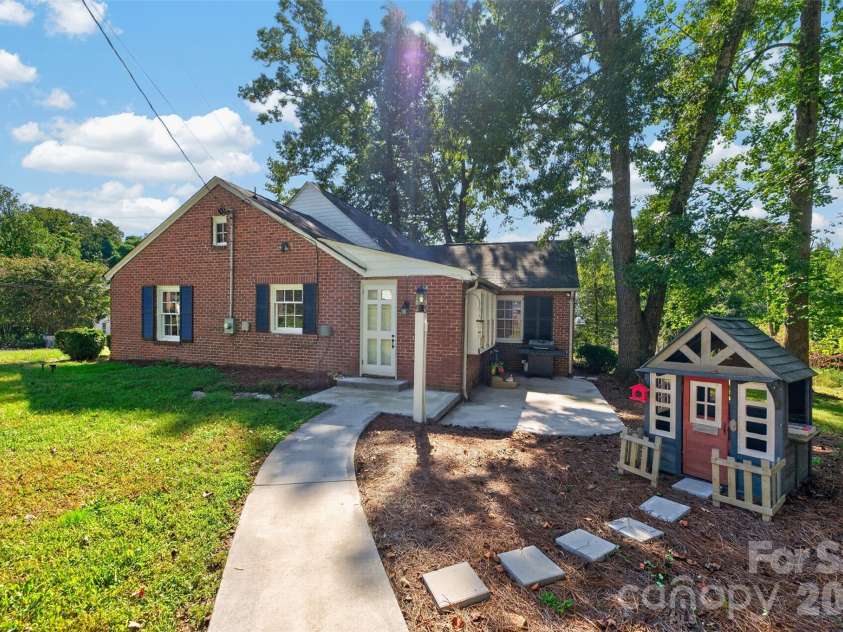 321 Beall Street, Lenoir, NC 28645.  MLS# CAR4432899, YatesRealty ID 55843. 