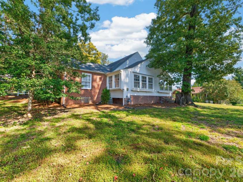 321 Beall Street, Lenoir, NC 28645.  MLS# CAR4432899, YatesRealty ID 55843. 