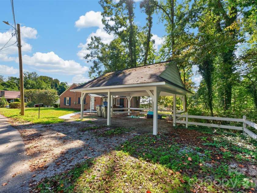 321 Beall Street, Lenoir, NC 28645.  MLS# CAR4432899, YatesRealty ID 55843. 