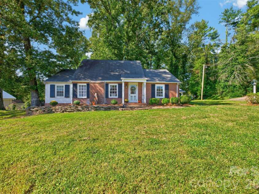 321 Beall Street, Lenoir, NC 28645.  MLS# CAR4432899, YatesRealty ID 55843. 