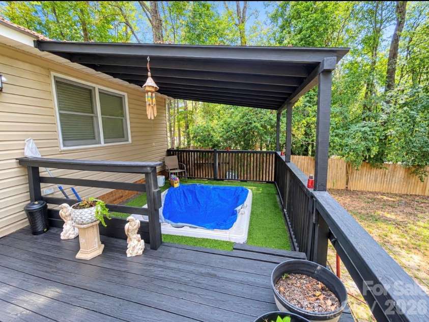 7332 Cedarbrook Drive, Charlotte, NC 28215.  MLS# CAR4430455, YatesRealty ID 55848. Hot Tub