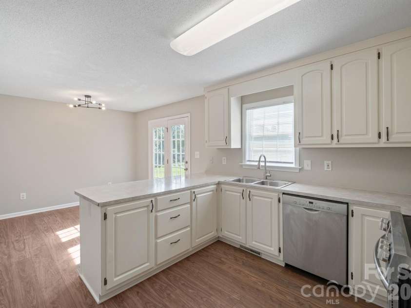 1061 Isenhour Court, Maiden, NC 28650.  MLS# CAR4432470, YatesRealty ID 55851. Kitchen