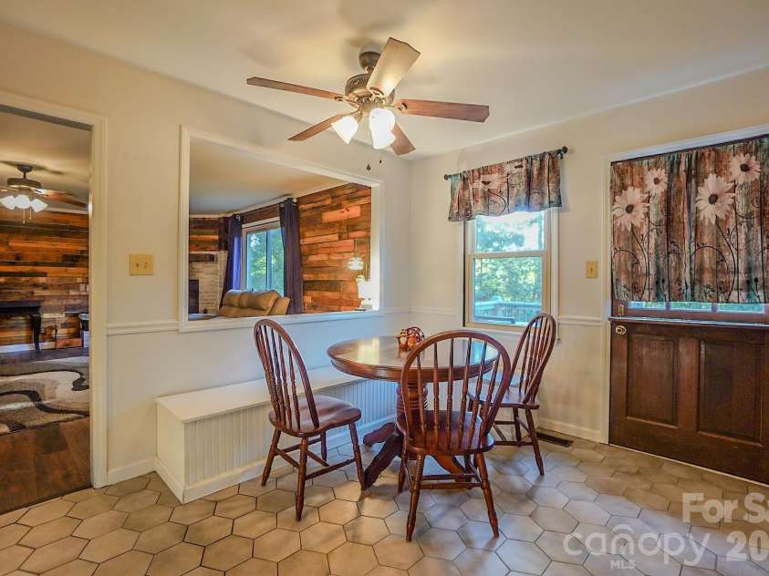 3576 Julian Welborn Drive, Morganton, NC 28655.  MLS# CAR4432882, YatesRealty ID 55852. Eat in kitchen