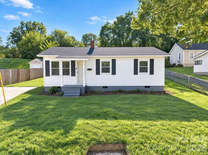 301 Houston Street, Concord, NC 28025.  MLS# CAR4432334, YatesRealty ID 55854. 